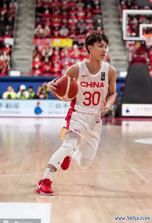 菜鸟新星的“怪招”：17岁中锋一次挡拆惊艳徐杰