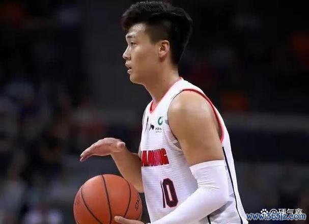 菜鸟新星的“怪招”：17岁中锋一次挡拆惊艳徐杰