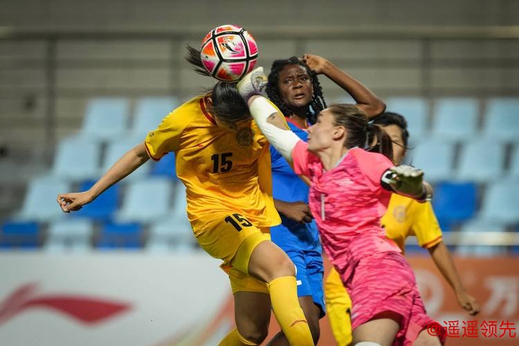 女足世界杯丨大比分输球后，她们的球迷在场外跳舞