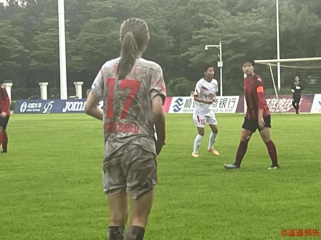 女足世界杯丨大比分输球后，她们的球迷在场外跳舞